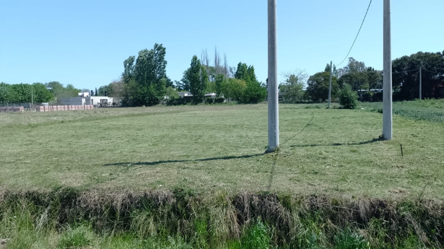 LOTE EN ESQUINA CON PROYECTO DE VIVIENDA FAMILIAR