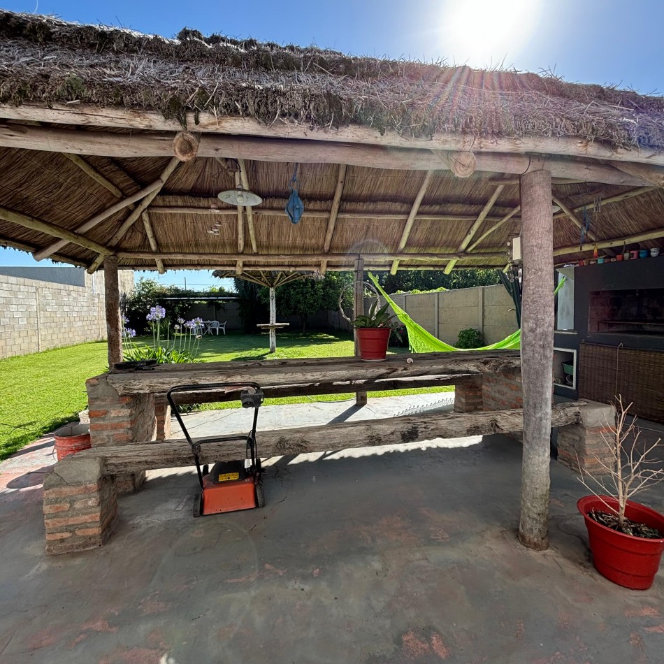 CASA EN VENTA CON QUINCHO Y GRAN PATIO