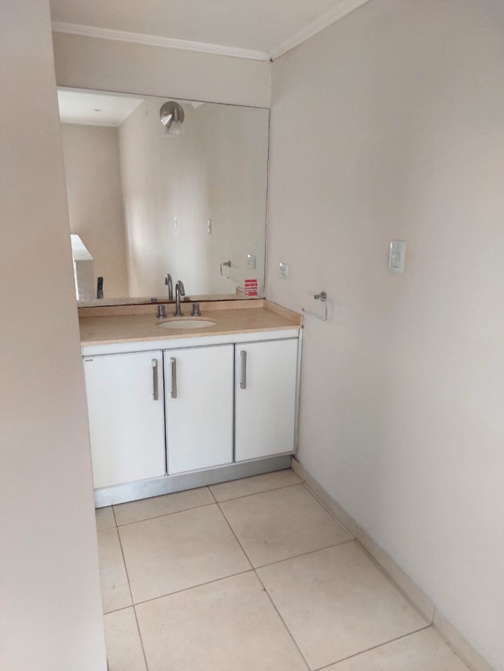 DEPARTAMENTO EN 1o PISO POR ESCALERA