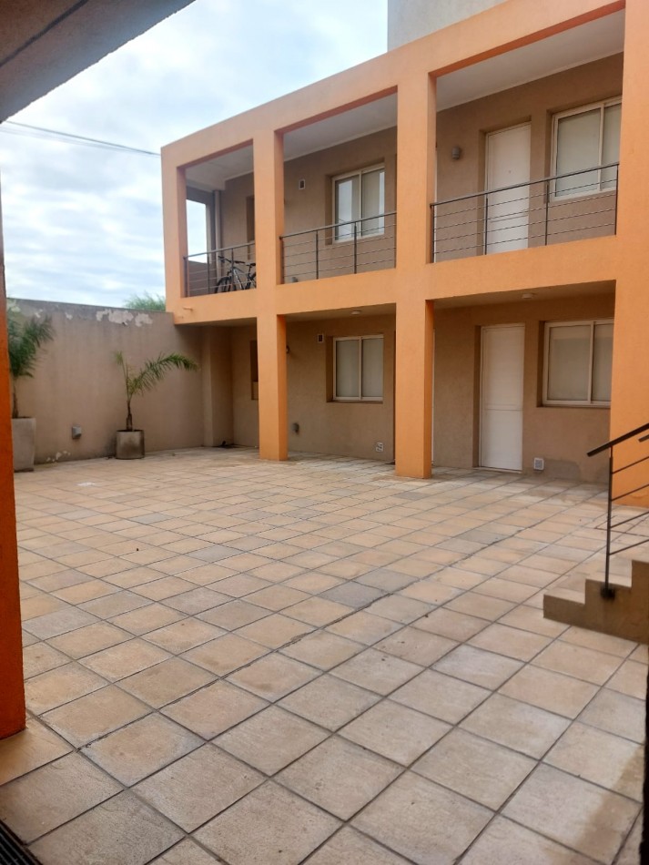 DEPARTAMENTO EN 1o PISO POR ESCALERA