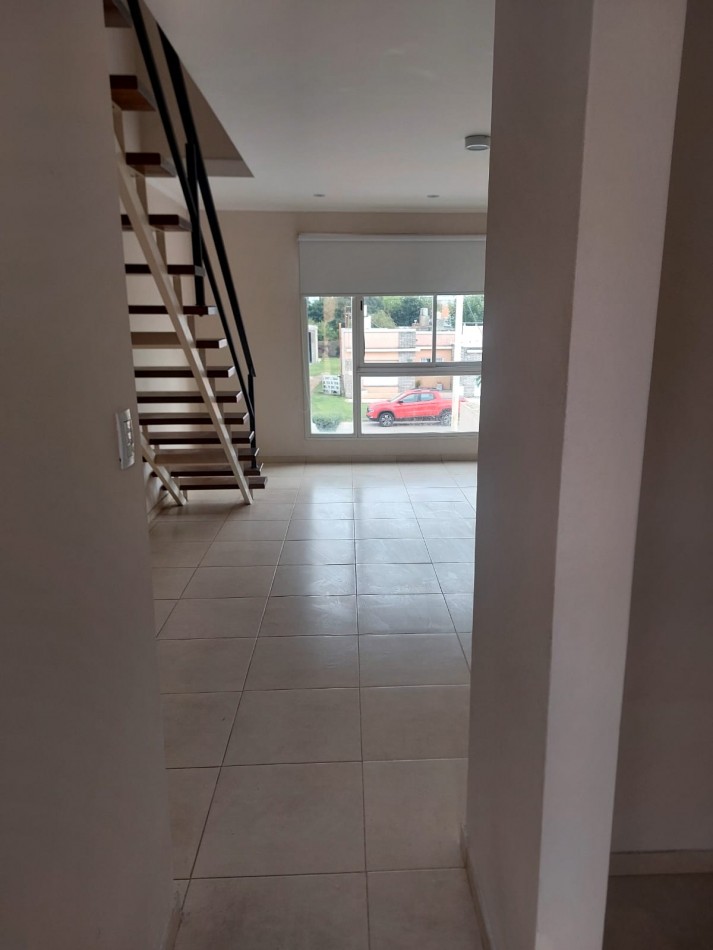 DEPARTAMENTO EN 1o PISO POR ESCALERA