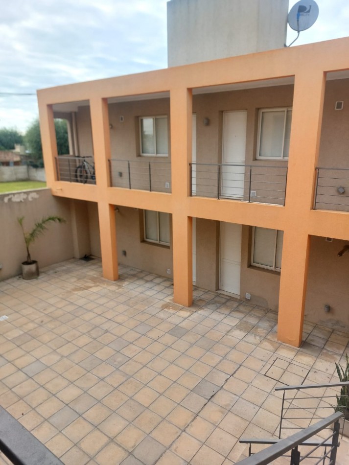 DEPARTAMENTO EN 1o PISO POR ESCALERA