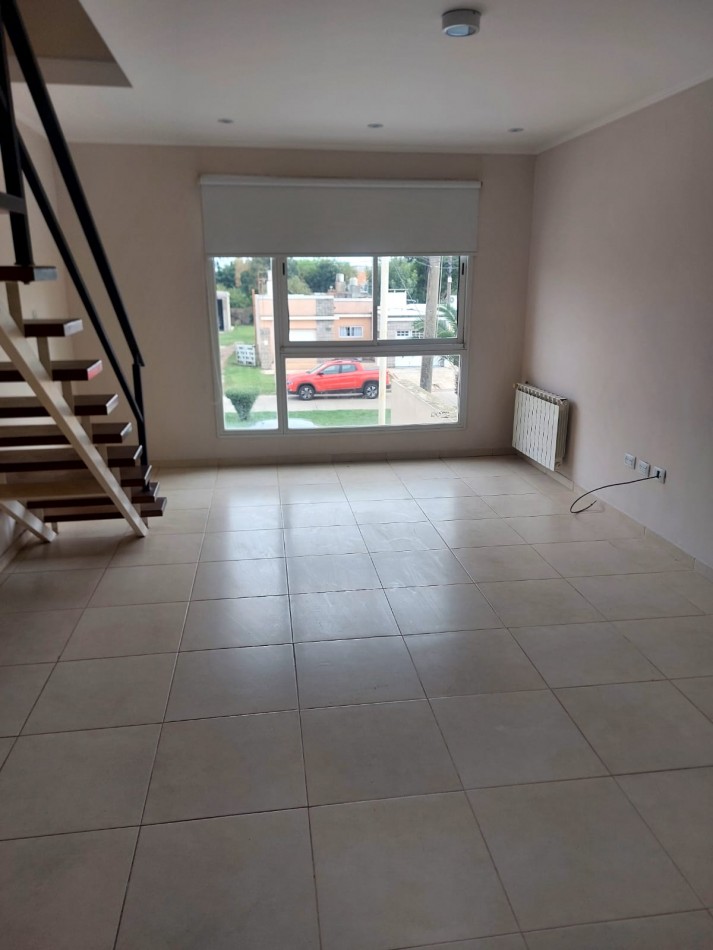 DEPARTAMENTO EN 1o PISO POR ESCALERA