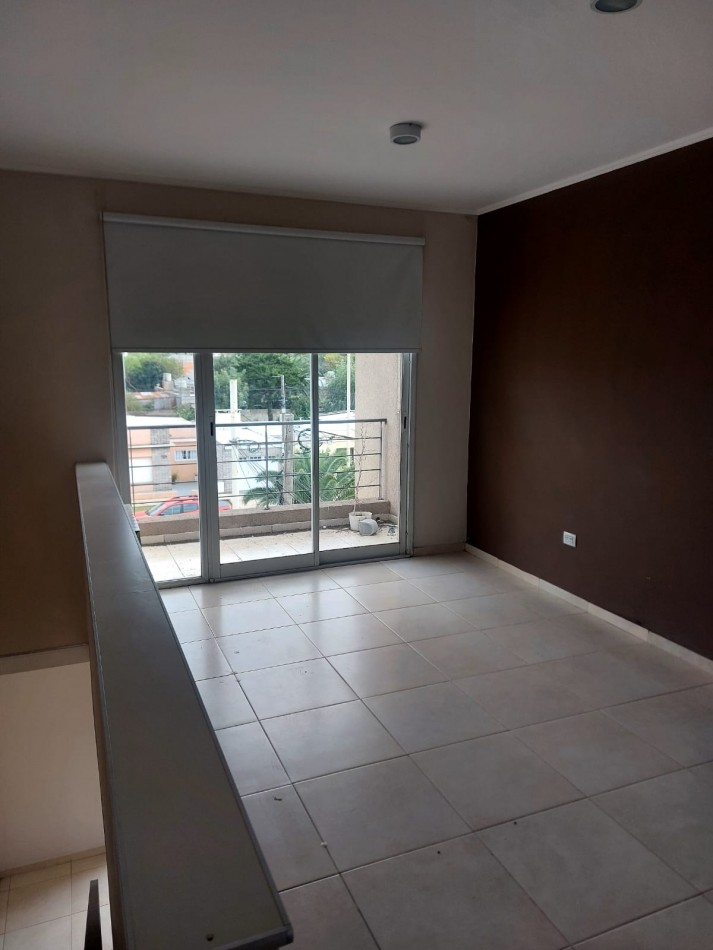 DEPARTAMENTO EN 1o PISO POR ESCALERA