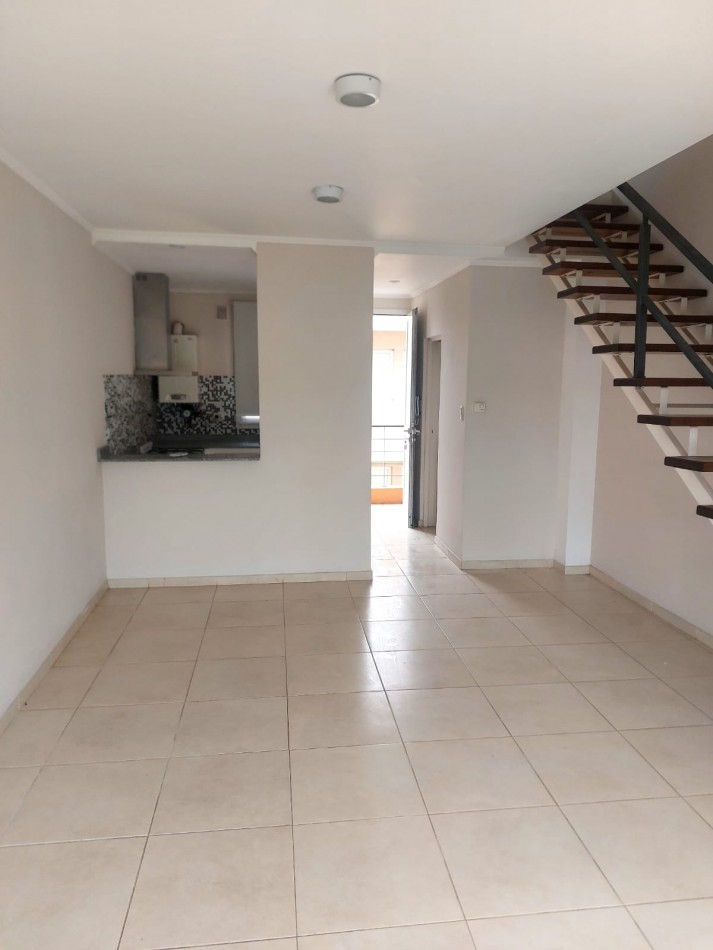 DEPARTAMENTO EN 1o PISO POR ESCALERA